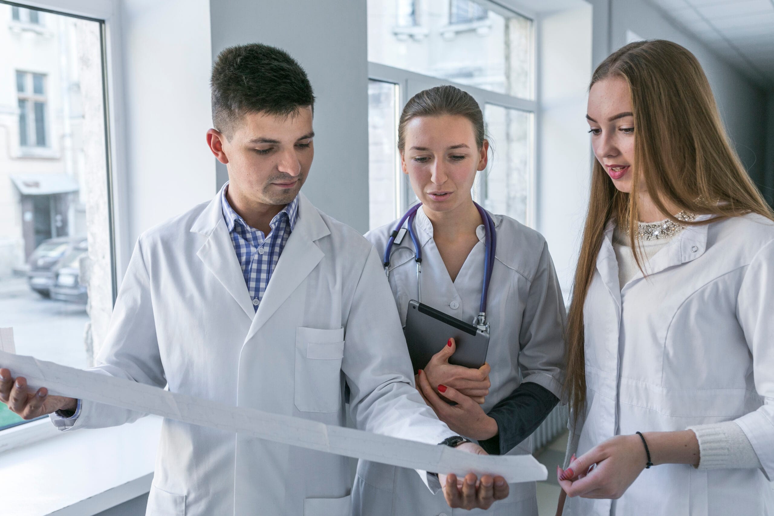 🩺 The Ultimate Guide to the UKMLA (2025): What It Means for Future Doctors in the UK and Abroad man women doctors watching cardiogram scaled